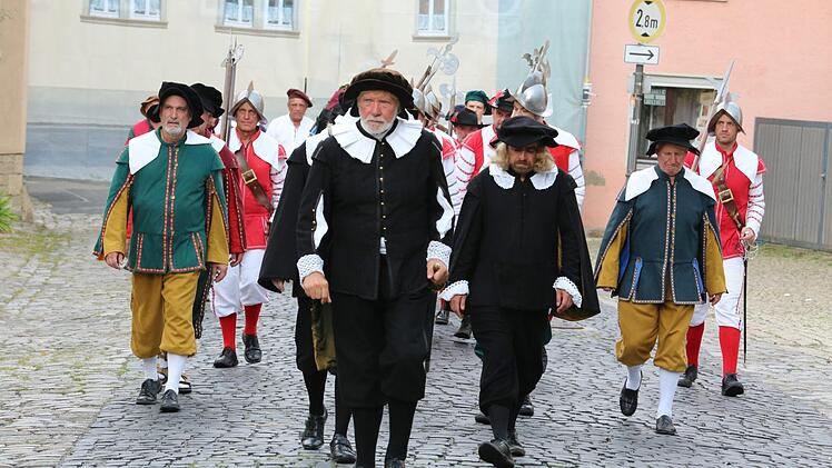 Unter Führung von Hans Vait (Franz Wüst) kehren Senatoren und Stadtknechte vom Jörgentor zurück.  Thomas Malz