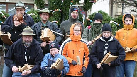 Das Archivbild von 1992 zeigt Eberner Pfadfinder mit ihren Ratschen.