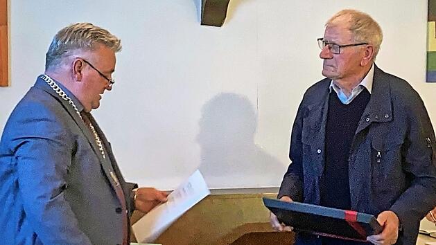 Nach 18 Jahren ehrenamtlicher Tätigkeit schied Adrian Pflaum mit der neuen Legislaturperiode aus dem Stettfelder Gemeinderat aus. Bürgermeister Alfons Hartlieb (links) bedankte sich mit einem kleinen Präsent.