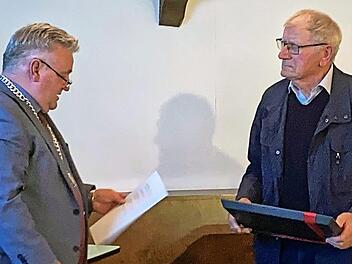 Nach 18 Jahren ehrenamtlicher Tätigkeit schied Adrian Pflaum mit der neuen Legislaturperiode aus dem Stettfelder Gemeinderat aus. Bürgermeister Alfons Hartlieb (links) bedankte sich mit einem kleinen Präsent.