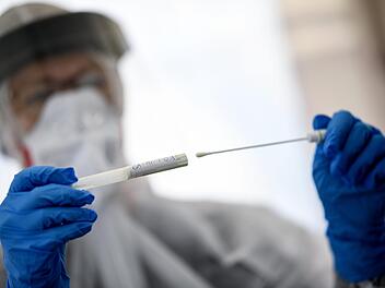 Das Gesundheitsamt Lichtenfels ist darauf eingestellt, Menschen unter Corona-Verdacht schnell zu testen. Foto: Britta Pedersen/dpa