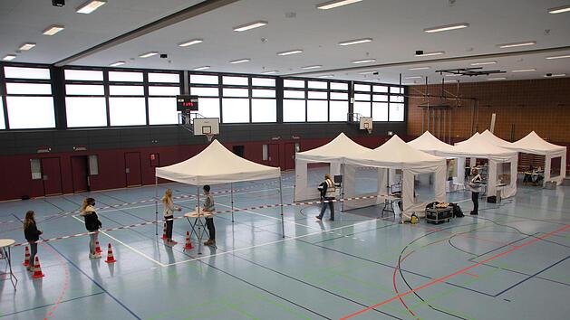 In der Dreifach-Turnhalle am Eberner Friedrich-Rückert-Gymnasium wurde am Dienstag eine mobile Corona-Teststation eingerichtet. Dort fand eine Reihentestung für die Schüler und Lehrer der weiterführenden Schulen statt.  Fotos. Eckehard Kiesewetter