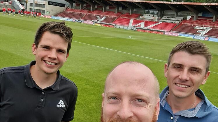 Selfie am Würzburger Dallenberg vor dem Testspiel gegen Kickers Offenbach mit den Unparteiischen (von links) Julian Brönner, Christian Wolf und Alexander Arnold. Foto: privat