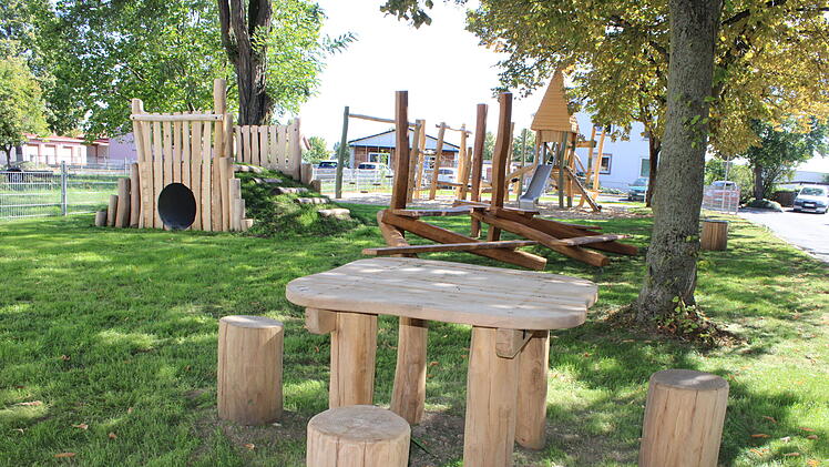 Kitzingen: Ab auf die "Drachenburg"! - Spielplatz in Siedlung bereit zum Toben und Spielen