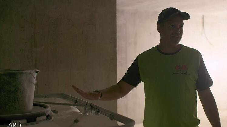 Christian Klaus präsentiert seinen 1000-Liter-Notwasserspeicher.