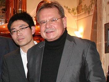 Der Geschäftsführer der Kaiyuan Information & Business GmbH, Hongtu Zhou, hatte sich im Januar selbst ein Bild von Kronach gemacht. Unser Bild zeigt ihn mit Lions-Präsident Hubert Heckhausen (links) und Bürgermeister Wolfgang Beiergrößlein. Foto: Archiv/Alexander Müller
