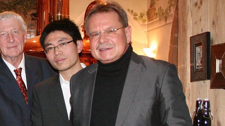 Der Geschäftsführer der Kaiyuan Information & Business GmbH, Hongtu Zhou, hatte sich im Januar selbst ein Bild von Kronach gemacht. Unser Bild zeigt ihn mit Lions-Präsident Hubert Heckhausen (links) und Bürgermeister Wolfgang Beiergrößlein. Foto: Archiv/Alexander Müller