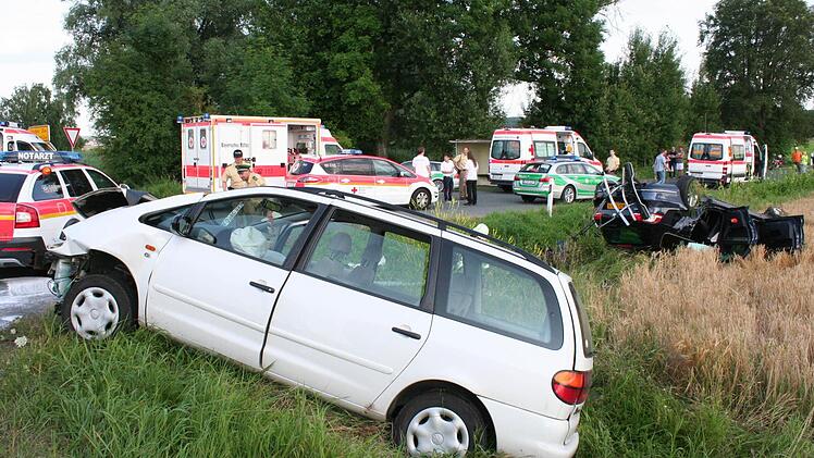 Viel zu tun hatten die Einsatzkr&auml;fte am Unfallort zwischen M&uuml;hlhausen und Wachenroth. Foto: Evi Seeger