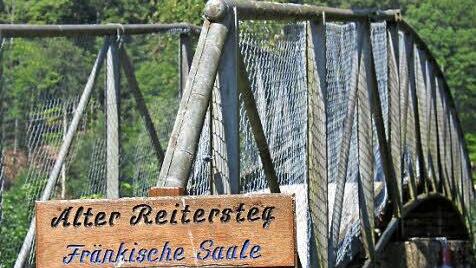 Heute endgültiger Beschluss für den Abriss? Der Alte Reitersteg (Höhe Hallenschwimmbad) in Bad Kissingen. Foto: Archiv Saale Zeitung
