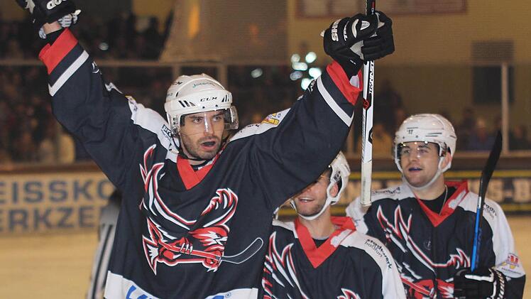 Marco Hildenbrand (links) hat soeben den Siegtreffer der "Hawks" erzielt. Sydney Els und Georg Lang (weiter von links) kommen zum Gratulieren.