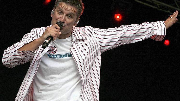 Greift nicht nach den Sternen, sondern nach der Stimmung im Schlosshof von Eyrichshof: Hartmut Engler.  Foto: RiegerPress