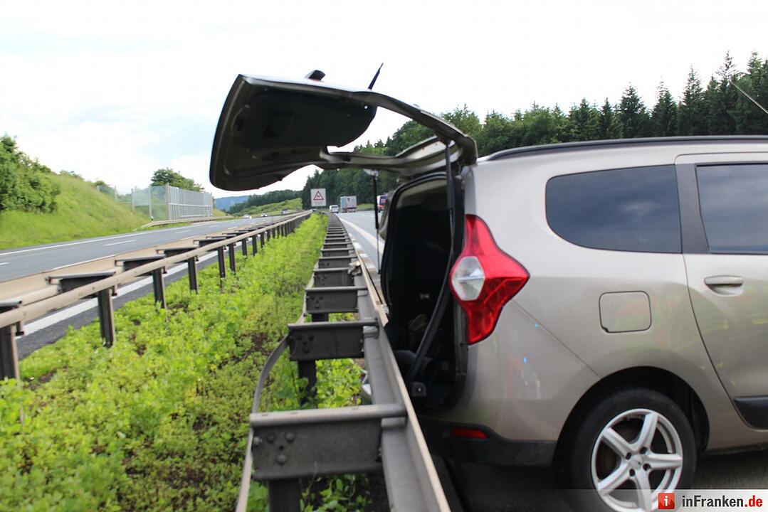 Dacia schleudert quer über Autobahn
