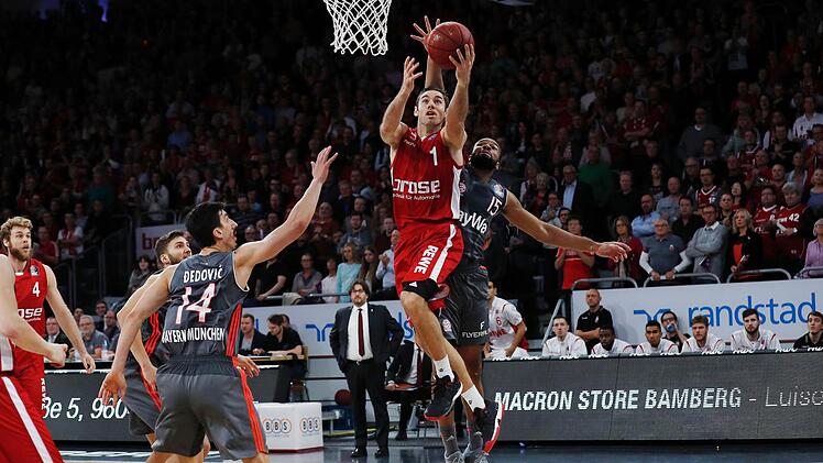 Fabien Causeur (M.) ist am Münchner Reggie Redding (r.) vorbeigezogen und schließt am Korb ab; links Nihad Djedovic, dahinter Maxi Kleber. Foto: Daniel Löb