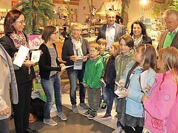 Die Mal-Kids mit von links dem Zweiten Bürgermeister von Altenkunstadt, Ideengeberin Simone Seidel, Designerin Susanne Dauer, Künstlerin Elfriede Dauer, Altenkunstadts Bürgermeister Robert Hümmer, der Zweiten Bürgermeisterin von Burgkunstadt, Sabine Heppner; sowie dem Zweiten Bürgermeister von Weismain, Hans Schott.  Foto: R. Dietz