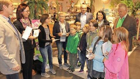 Die Mal-Kids mit von links dem Zweiten Bürgermeister von Altenkunstadt, Ideengeberin Simone Seidel, Designerin Susanne Dauer, Künstlerin Elfriede Dauer, Altenkunstadts Bürgermeister Robert Hümmer, der Zweiten Bürgermeisterin von Burgkunstadt, Sabine Heppner; sowie dem Zweiten Bürgermeister von Weismain, Hans Schott.  Foto: R. Dietz