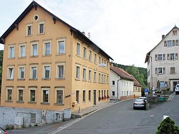 Das BdK-Haus (links) und das alte Rathaus (rechts) sind zwei gemeindeeigene Häuser, die derzeit viele Sorgen verursachen, weil sie teuer sind im Unterhalt und zu teuer zum "Herrichten".  Foto: Reinhard Löwisch