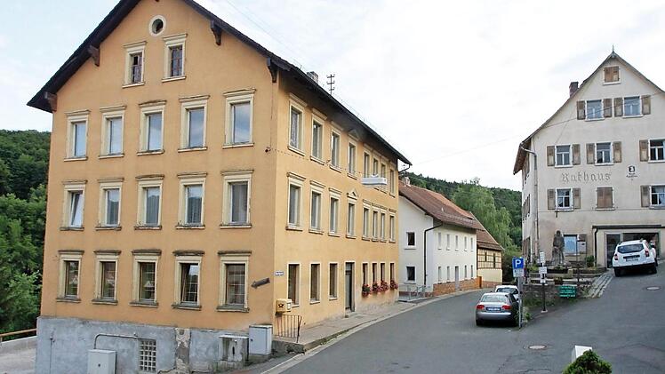 Das BdK-Haus (links) und das alte Rathaus (rechts) sind zwei gemeindeeigene Häuser, die derzeit viele Sorgen verursachen, weil sie teuer sind im Unterhalt und zu teuer zum "Herrichten".  Foto: Reinhard Löwisch