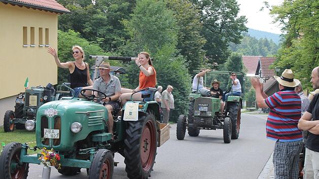 Viel Applaus bekamen die einzelnen Traktoren als sie von der Ausfahrt wieder zur&uuml;ckkamen und durchs Dorf fuhren. Foto: Janina Reuter