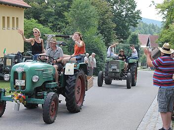 Viel Applaus bekamen die einzelnen Traktoren als sie von der Ausfahrt wieder zurückkamen und durchs Dorf fuhren. Foto: Janina Reuter