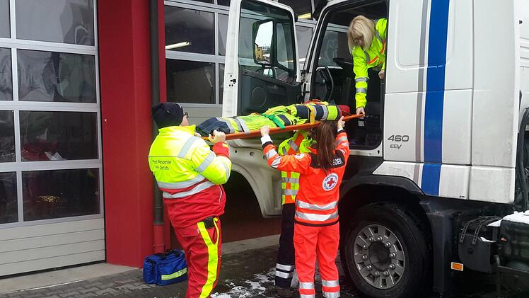 Realitätsnah nachgestellt wurden etliche Unfallszenarien, wie beispielsweise die Rettung eines bewusstlosen Lkw-Fahrers. Es war nicht einfach, den Mann aus dem beengten Führerhaus herauszuheben.