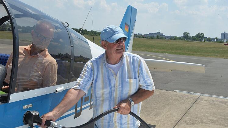 Nach dem Beobachtungsflug tankt der erfahrene Pilot Manfred Werth seine Maschine voll. Alle Fotos: Ronald Rinklef