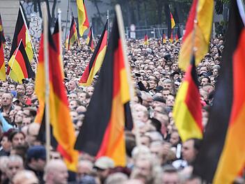 Deutschland geht es gut. Die Angst vieler Menschen davor, dass sich daran etwas ändert, werde von Populisten genutzt, sagt ein Experte. In Chemnitz scheint es wieder funktioniert zu haben.  Foto: Ralf Hirschberger, dpa
