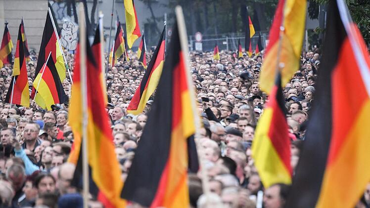 Deutschland geht es gut. Die Angst vieler Menschen davor, dass sich daran etwas ändert, werde von Populisten genutzt, sagt ein Experte. In Chemnitz scheint es wieder funktioniert zu haben.  Foto: Ralf Hirschberger, dpa