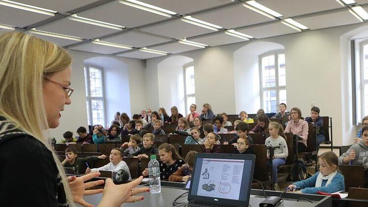 Am Samstag bestiegen rund 90 junge Studierende eine Zeitmaschine und reisten mit Valentina Ringelmann ins mittelalterliche Bamberg. Foto: Barbara Herbst