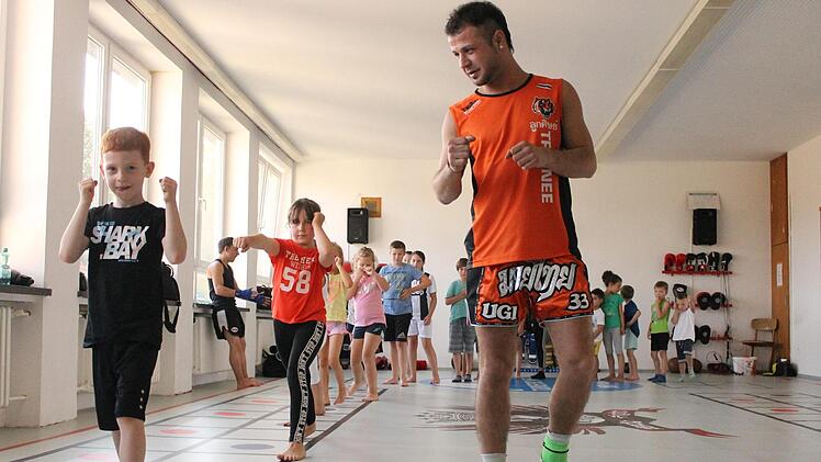 25 Kinder zwischen vier und acht Jahren lernen bei der Turnerschaft Kronach mit Ugur Eren das Kickboxen.  Foto: Dominic Buckreus