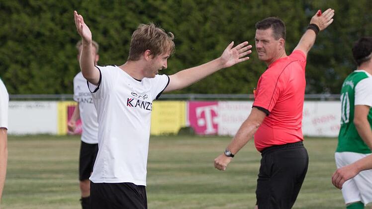 Nicht ganz synchron, aber der Rhythmus liegt Jannik Ultsch von den TSF Theisenort aus der Fußball-Kreisliga 2 Coburg-Kronach-Lichtenfels und Schiedsrichter Matthias Klerner (DJK Lichtenfels) im Blut. Heinrich Weiß