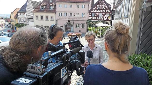 Vor der Kulisse des Zeiler Marktplatzes gab Natascha Kohnen dem Bayerischen Rundfunk ein Interview zur Nominierung von Kanzlerkandidat Olaf Scholz.  Foto: Christian Licha