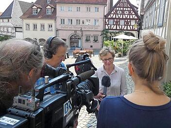 Vor der Kulisse des Zeiler Marktplatzes gab Natascha Kohnen dem Bayerischen Rundfunk ein Interview zur Nominierung von Kanzlerkandidat Olaf Scholz.  Foto: Christian Licha