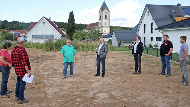 Klaus Schebler (3.v.l.) erläutert, was auf dem städtischen Grundstück passiert ist und warum. Bürgermeister Michael Kastl (Mitte) hatte die Ortseinsicht kurzfristig anberaumt.