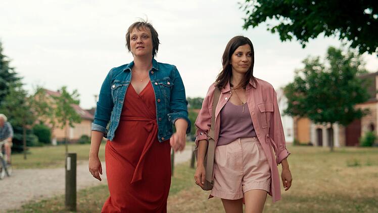 Melanie (Annett Sawallisch, links) freut sich sehr, dass Lydia (Claudia Eisinger) wieder zurück ist.