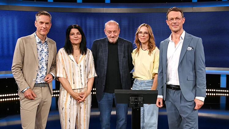 Bem&uuml;hen sich um m&ouml;glichst richtige, aber auch orginelle Antworten (von links): Sven Lorig, Jasmin Tabatabai, Leonard Lansink, Anneke Kim Sarnau und Moderator Alexander Bommes.