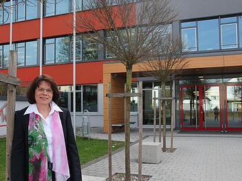 Christa Bänisch vor ihrer neuen Wirkungsstätte, der Realschule I. Foto: Corinna Igler