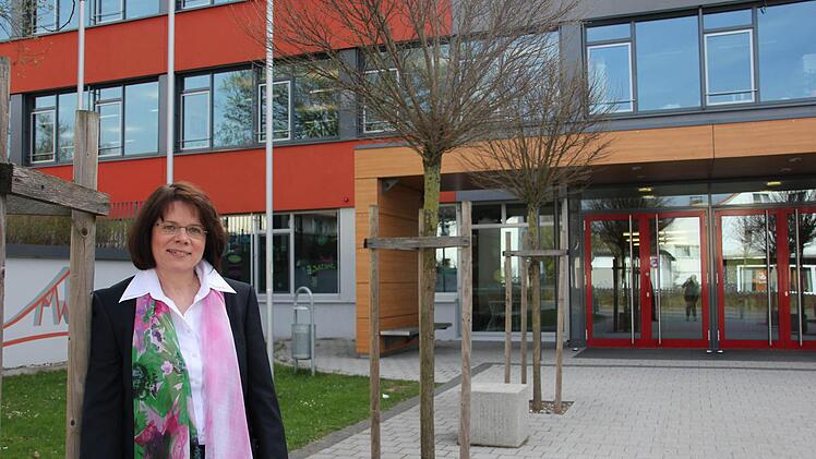 Christa Bänisch vor ihrer neuen Wirkungsstätte, der Realschule I. Foto: Corinna Igler