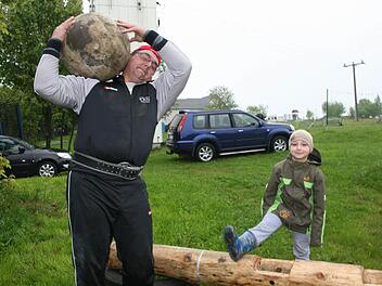 Auch Philipp Weber (rechts) will später mal, wenn er groß ist, Strongman werden. Der junge Mann unterstützt seinen Paten Michael Hofmann bei den Vorbereitungen zum Wettbewerb "Die Suche nach dem stärksten Feuerwehrmann" tatkräftig. Foto: Veronika Schadeck