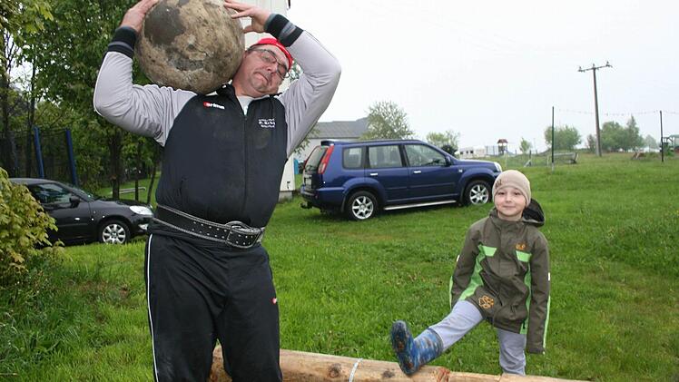 Auch Philipp Weber (rechts) will später mal, wenn er groß ist, Strongman werden. Der junge Mann unterstützt seinen Paten Michael Hofmann bei den Vorbereitungen zum Wettbewerb "Die Suche nach dem stärksten Feuerwehrmann" tatkräftig. Foto: Veronika Schadeck