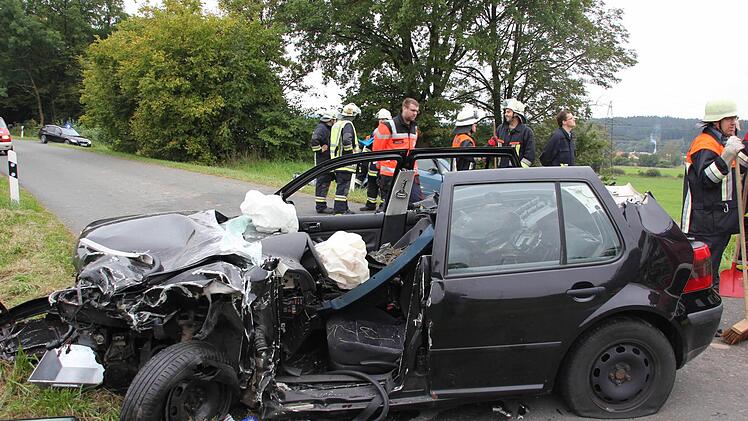 Der total beschädigte Golf des Unfallverursachers  Foto: Friedwald Schedel