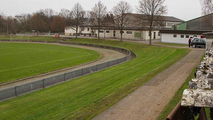 Das Sportgelände des TV Haßfurt müsste dringend saniert werden. Und ob jemals eine neue Sporthalle dort gebaut wird, erscheint unwahrscheinlich.  Foto: René Ruprecht