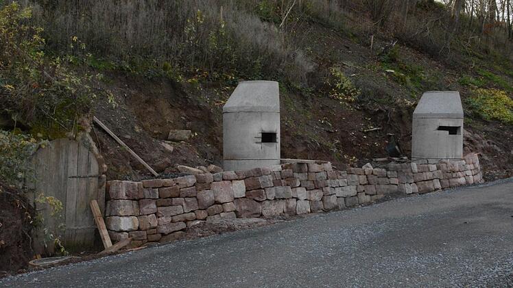Den Aufwand, der beim Radwegebau zum Schutz der Fledermäuse in den anliegenden Kellern betrieben wird (unser Bild) , halten die Bürger nicht für notwendig.