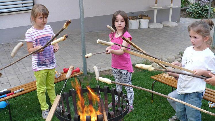 Vorschulkinder rösten Stockbrot.  Foto: Kindergarten/Archiv