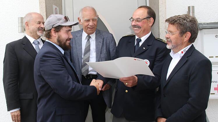 Maximilian Leicht aus Bad Rodach war einer der 32 Helfer beim G 7 Gipfel. Mit Stolz nahm er die Urkunde aus den Händen von MdL Jürgen W. Heike, Kreisbereitschaftsarzt Dr. Gerhard Beyer, Kreisbereitschaftsleiter Udo Hoppe und dem Vorsitzenden des Kreisverbands Siegfried Wölki entgegen. Fotos: Michael Stelzner