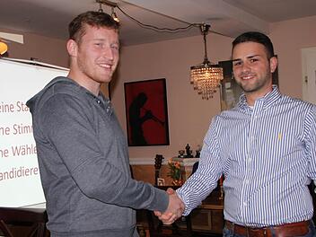 Gratulation: Claudio Kleinhans (rechts) tritt über eine eigene Liste an. Die Aufstellungsversammlung leitete Konstantin Melser. Foto: Ulrike Müller