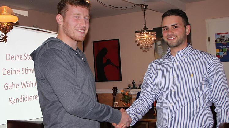 Gratulation: Claudio Kleinhans (rechts) tritt über eine eigene Liste an. Die Aufstellungsversammlung leitete Konstantin Melser. Foto: Ulrike Müller