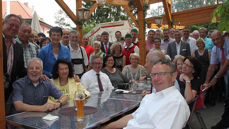 Landtagsvizepräsidentin Inge Aures (links, mit blauer Jacke) - hier zusammen mit ihrem Mann Hans-Hermann "Mucki" Drenske und ihrer Schwester Liane Weber (davor, sitzend) - empfing am Montag in der Pizzeria Fässla eine große Zahl von Gratulanten. Foto: Stephan Tiroch