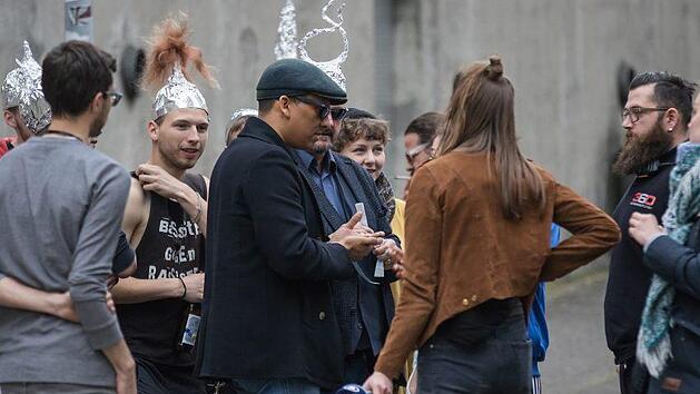 Xavier Naidoo diskutiert mit einem Gr&uuml;ppchen Demonstranten. Foto: Silvia Gralla