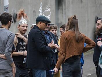 Xavier Naidoo diskutiert mit einem Grüppchen Demonstranten. Foto: Silvia Gralla