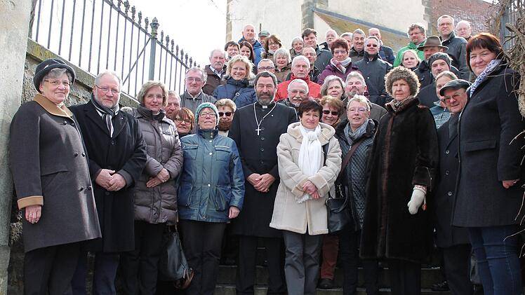 Vor dem Nachmittagsteil versammelten sich die Synodalen mit Dekan J&uuml;rgen Blechschmidt auf der Kirchentreppe zum Erinnerungsbild.Jens Fertinger
